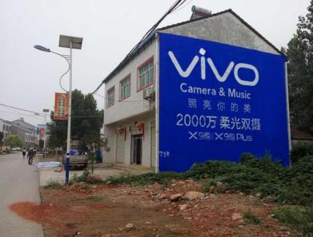 陆良刷墙广告和喷绘墙体广告哪个效果好？