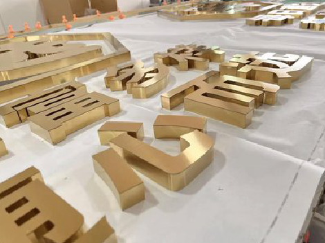 陆良拉丝不锈钢字的特点。